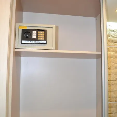 Peevi Elit 1 Σάνι Μπιτς